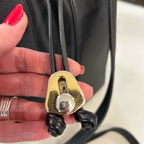 Chic Black Leather Bucket Bag with Gold Accents❤️ - Picture 9 of 13